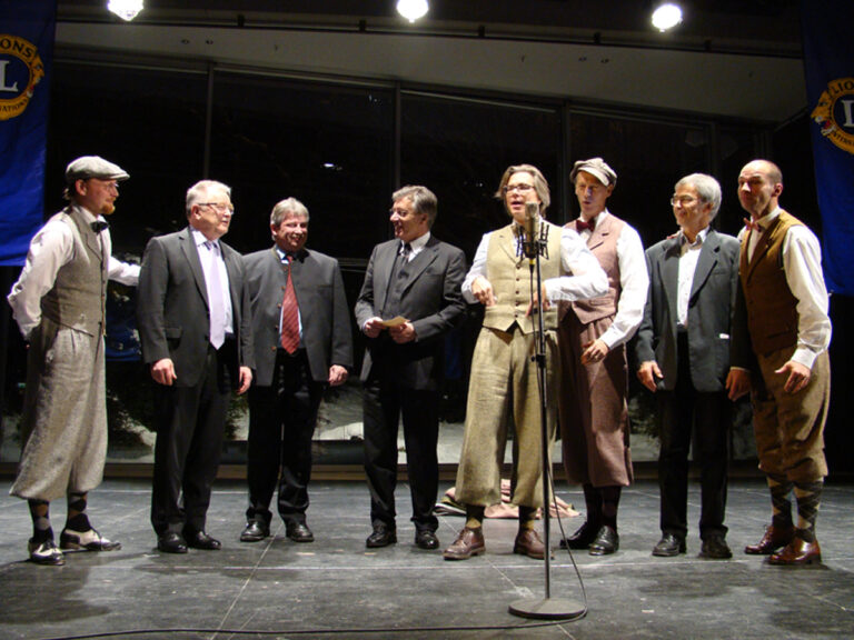 Vier Gentlemen in Tweed rocken die Schlossberghalle